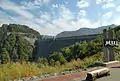 Barrage d'Okutadami qui alimente la plus puissante centrale hydroélectrique conventionnelle du Japon (560&nbsp;MW).