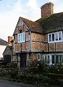 Maison du XVIIe&nbsp;siècle à pans de bois et hourdis de briques en épi dans l'Sussex de l'Est (Angleterre).