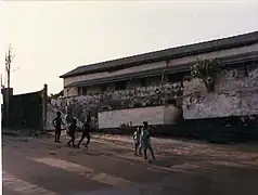 Le bâtiment principal avant le début de l'érosion majeure au milieu des années 1980.