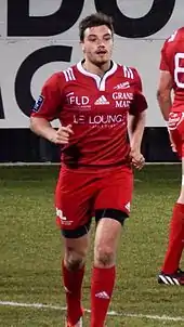Un joueur de rugby de face, en course lente.