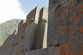 Appareil de mur cyclopéen à Ollantaytambo (2).