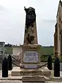 Le monument aux morts entre mairie et église (juin&nbsp;2013)