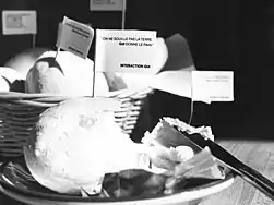 Affichettes sur le painqui accompagnait le repas.