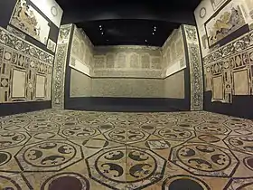Salle de la domus de la Porte Marine à Ostie, exposé au musée du Haut Moyen Âge de Rome, avec sols et murs entièrement décorés en opus sectile du IVe&nbsp;siècle très bien conservé.
