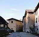 Vue de l'entrée est du village.