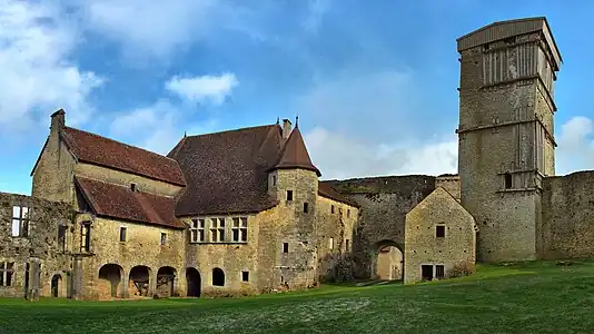 La haute cour du château.