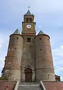 L'église fortifiée Saint-Cyr-et-Sainte-Julitte .