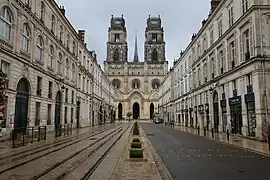 Rue Jeanne-d'Arc, devant cathédrale Sainte-Croix.