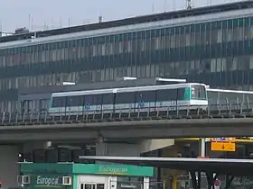 Rame VAL 206 d'Orlyval devant l'aérogare d'Orly 4.