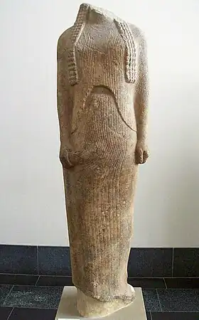 "Ornithe" (H. 1,68 m.), korè d'un groupe de six statues du sculpteur Généléos. Allée de l'Héraion de Samos. 560-550. Musée de Pergame
