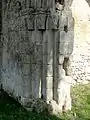 Piédroit nord du portail.