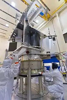Photo de la structure de la sonde spatiale en cours d'assemblage sur un support.