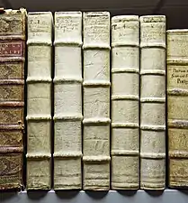 Dos d'ouvrages anciens reliés en peau.