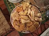 Mélange de Kaab el ghzal (en haut), Feqqas et 'Mhancha (sous forme d'escargot)