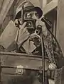 Přemysl Koblic photographiant avec un appareil de taille réduite. Pestrý týden, 1943