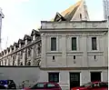 Au no&nbsp;8, ancienne école royale d'architecture.