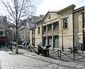 No&nbsp;1 bis de la rue : ancien marché reconverti en salle polyvalente.