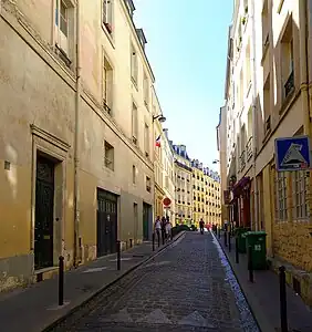 Le haut de la rue.