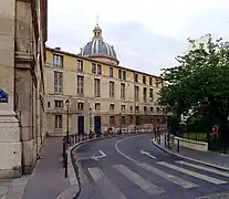Début de la rue, côté Seine (nos&nbsp;1 et 3) avec le dôme de l'Institut en arrière-plan.