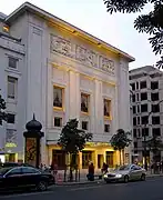 Façade du théâtre des Champs-Élysées. Avenue Montaigne, Paris.