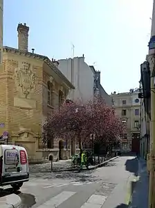 École construite à l'emplacement du grenier.