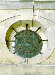 Imposte en fer forgé aux initiales S et A (sainte Anastase).