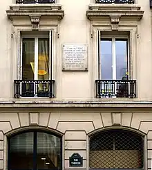 No&nbsp;23 : plaque rappelant le souvenir de l'abbé de l'Épée.