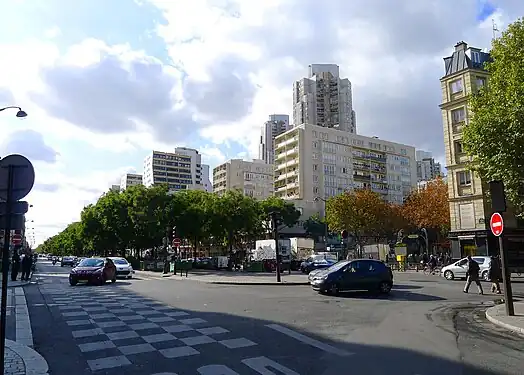 Les allées Jacques Brel à hauteur de la station de métro Crimée.