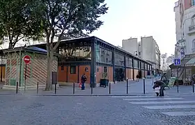 Au carrefour de la rue de l'Olive et de Torcy.