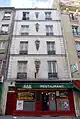 No&nbsp;82 : immeuble avec moulures.