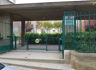 No 7 bis : entrée du square Suzanne-Buisson.