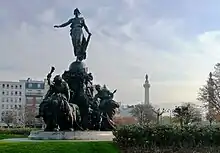 Vue de la statue située au centre de la place, au milieu du square.