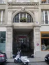 Porte de la cité Dupuy, au no&nbsp;15.