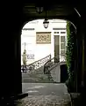 No&nbsp;76 : vue de l'escalier depuis le porche d'entrée.