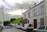 La rue Saint-Yves longe le réservoir de Montsouris (ici à droite de la rue).