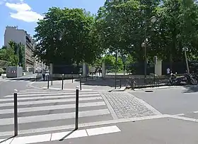 Rue Gazan (à gauche), longeant le parc Montsouris (à droite) vue depuis l'avenue Reille.