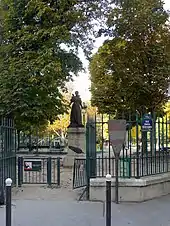 Statue de Maria Deraismes à l'entrée du square des Épinettes.