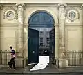 Entrée de l'hôtel particulier avec, en aperçu, la cour intérieure.