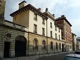 Nos 12 et 14 : caserne de gendarmerie construite à l'emplacement de l'ancien couvent des Minimes.