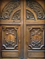 No 9 : vantaux de porte cochère.