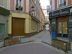 Après un rétrécissement, le passage devient étroit.