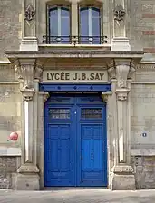 Au no 8, une entrée du lycée Jean-Baptiste-Say.
