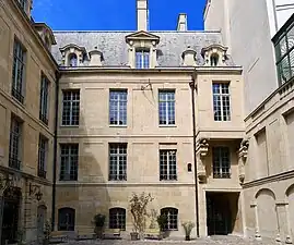 Façade nord, disposant au centre d'un cadran solaire