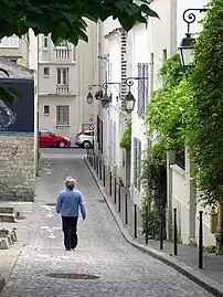 Une rue en pente.