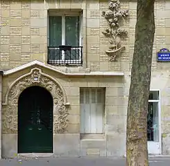 No&nbsp;50 (façade) : motifs Art nouveau.