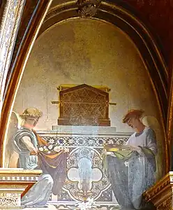 Deux anges (XIXe&nbsp;siècle) au-dessus de l'autel.