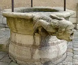 La gargouille en forme d'« homme sauvage », évoquant François Sauvage, contrôleur de l'argenterie de Charles VIII, du manoir près d'Amboise duquel l'ensemble provient, début XVIe&nbsp;siècle.