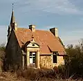 Vestiges partiels de l'extrême partie vus du côté nord de l'habitation des chanoines au début du XXe&nbsp;siècle.