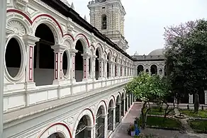 Le cloître.
