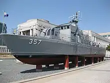 Un bateau sud-coréen de la classe Chamsuri aux couleurs du PKM 357 coulé en 2002 dans le mémorial de la guerre de Corée à Séoul.
